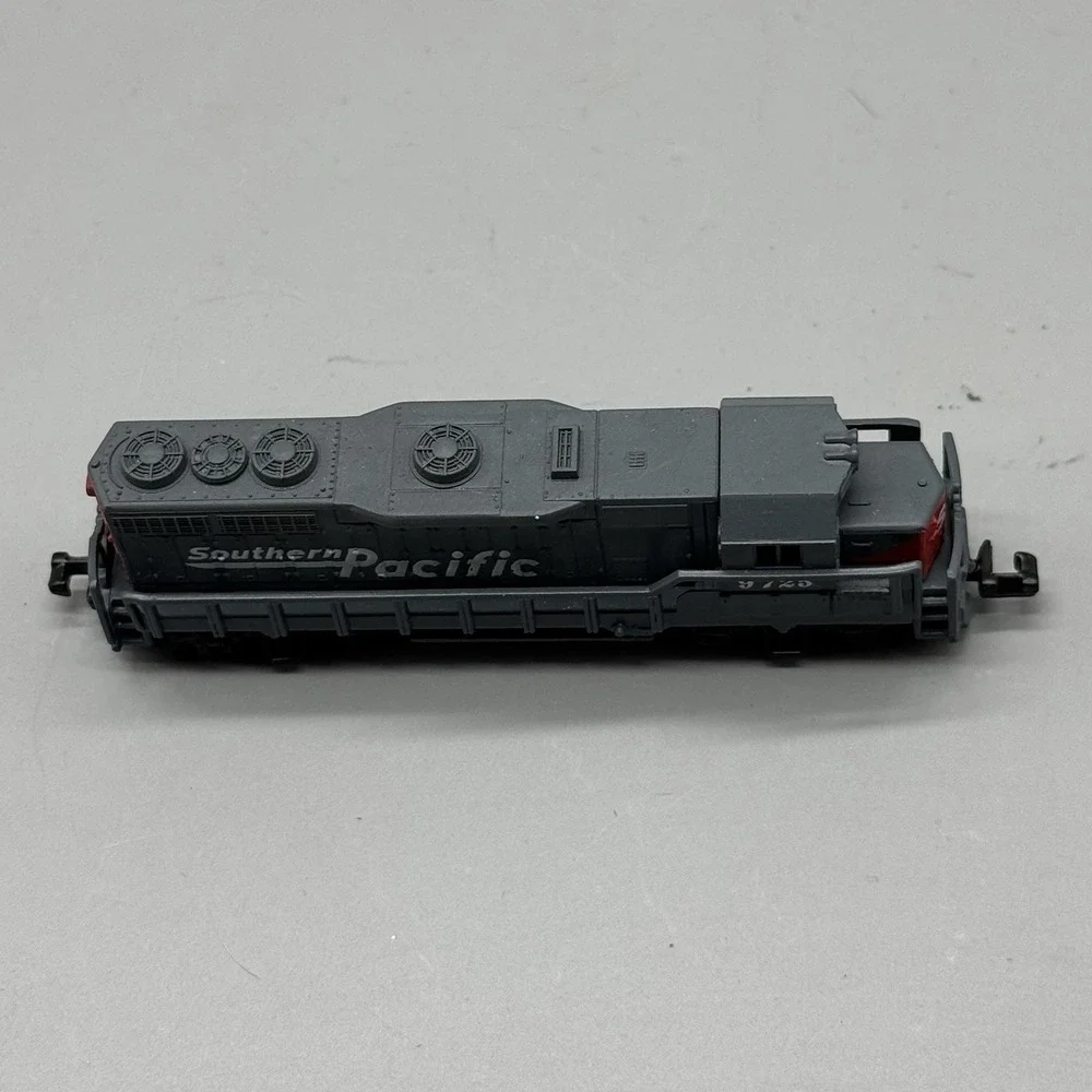 N Scale Southern Pacific Diesel Locomotive #9725 DC Analog 2-Rail B-B Gray Untes